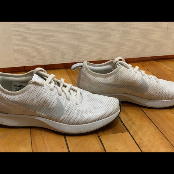 White Nike Shoes SIZE 6 - Picture 2 of 3